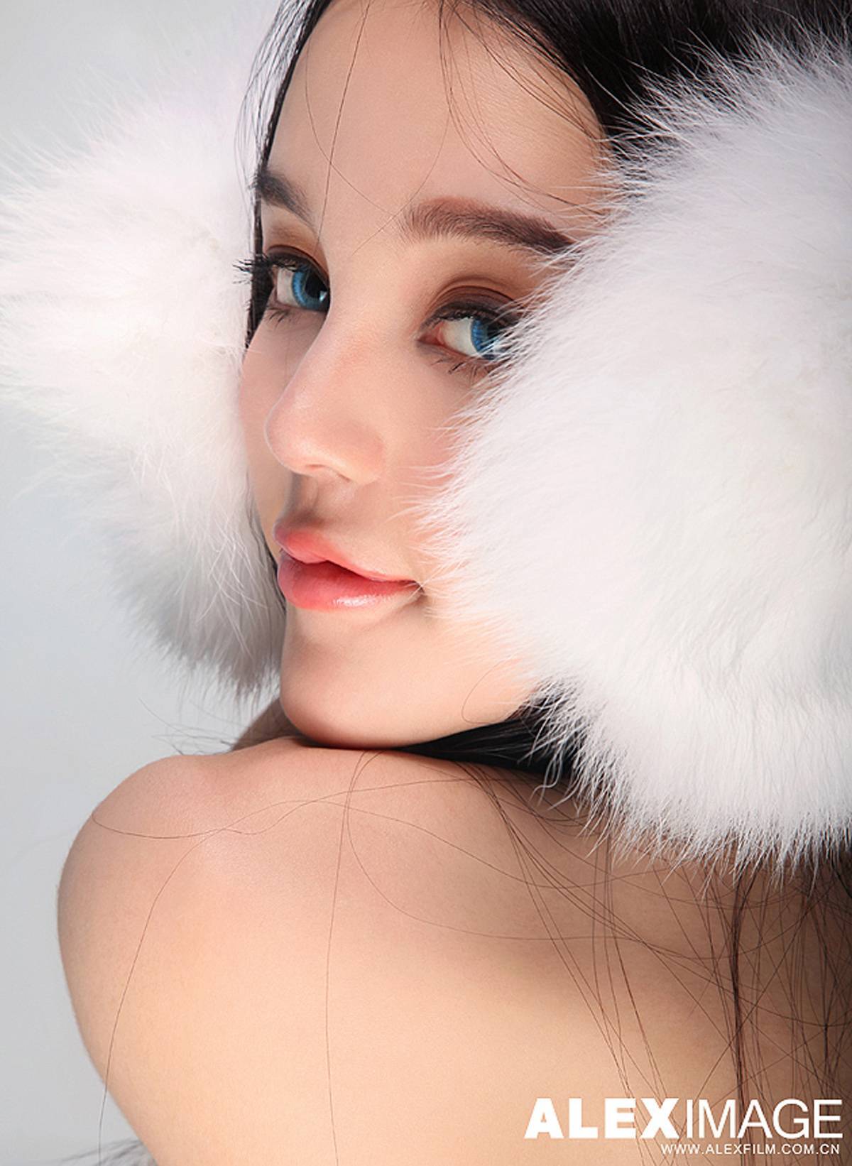 Shi Yiyi, the first half blood beauty graphic model on the Internet