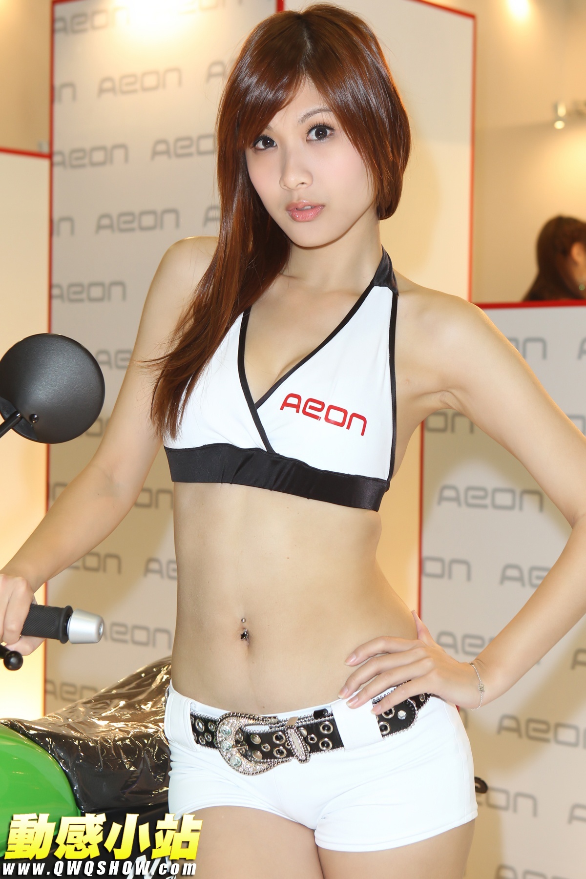 A set of pictures of aeon hot girls dance in locomotive show