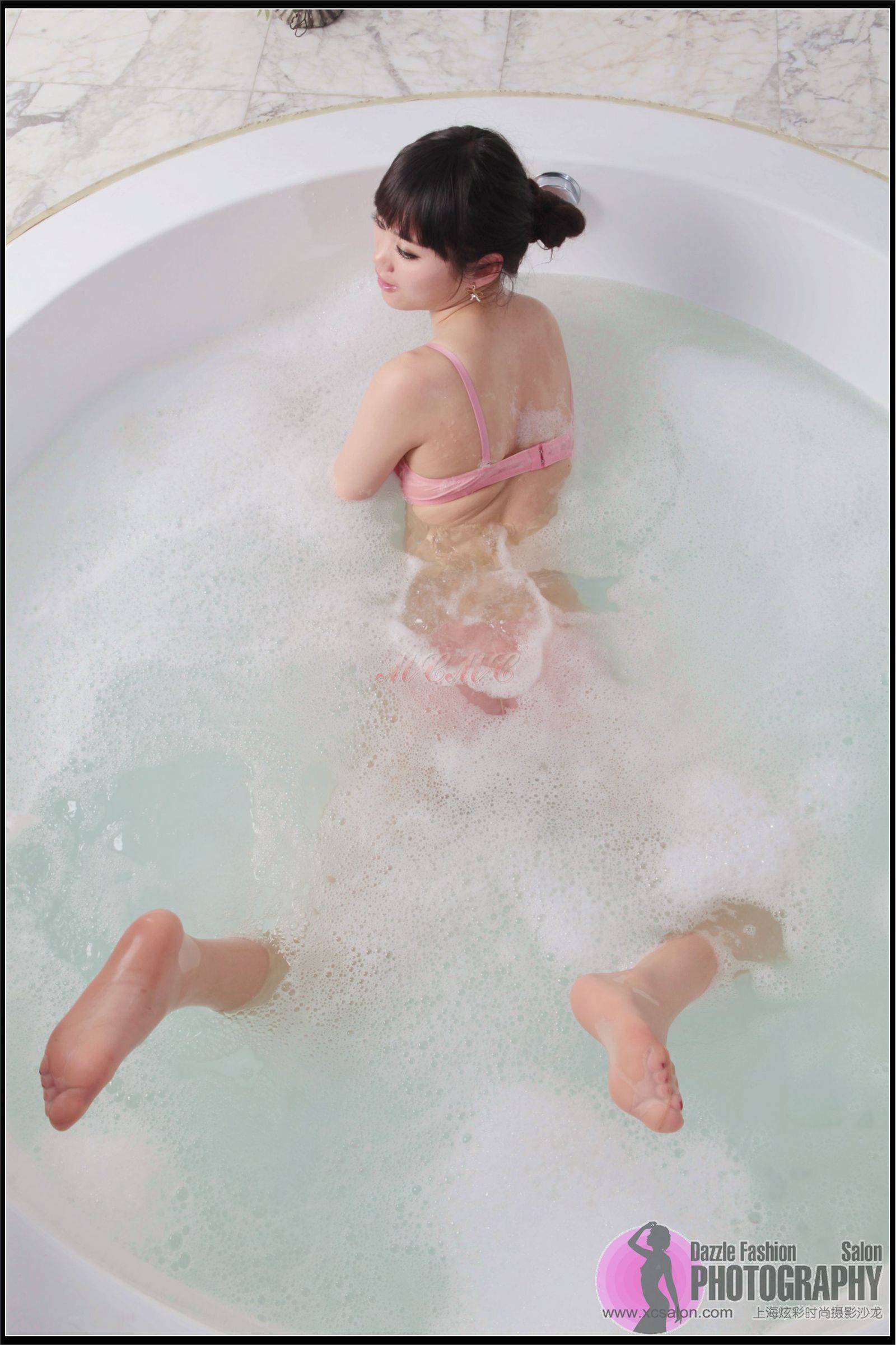 浴缸中美体诱惑 上海煊彩时尚摄影