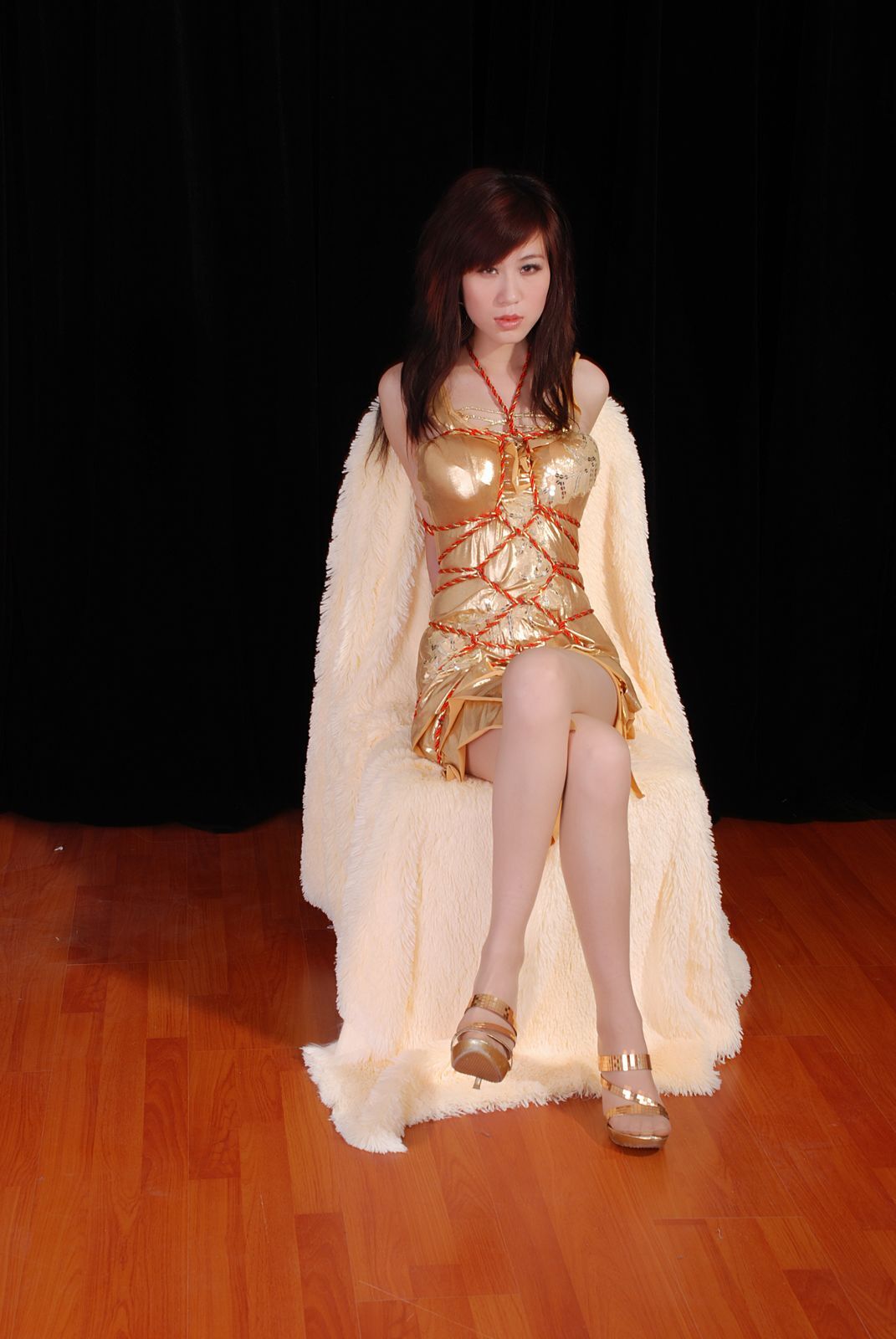 Golden allure model Yue Tong