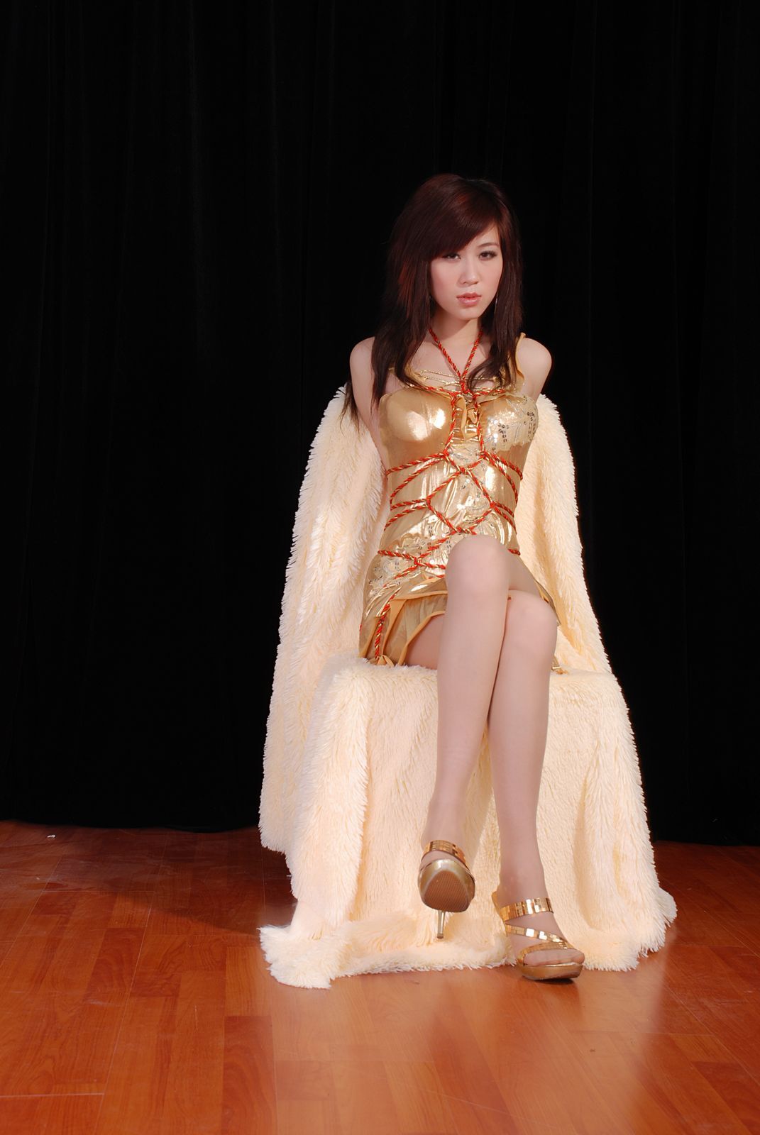 Golden allure model Yue Tong
