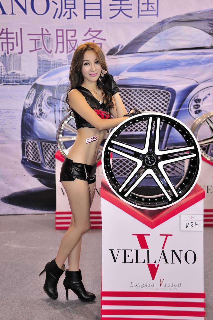 展台的高挑气质美女模特 VELLANO皮短裤性感女模