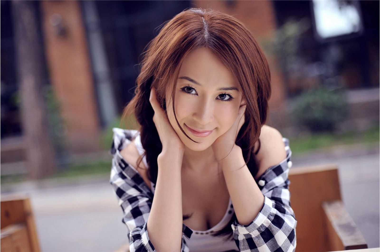 Movie star, advertising model - Li Aijia