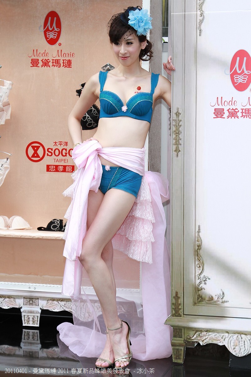 Zhongxiao SOGO + - + mandimalian underwear show at 2011 spring and summer new product launch meeting