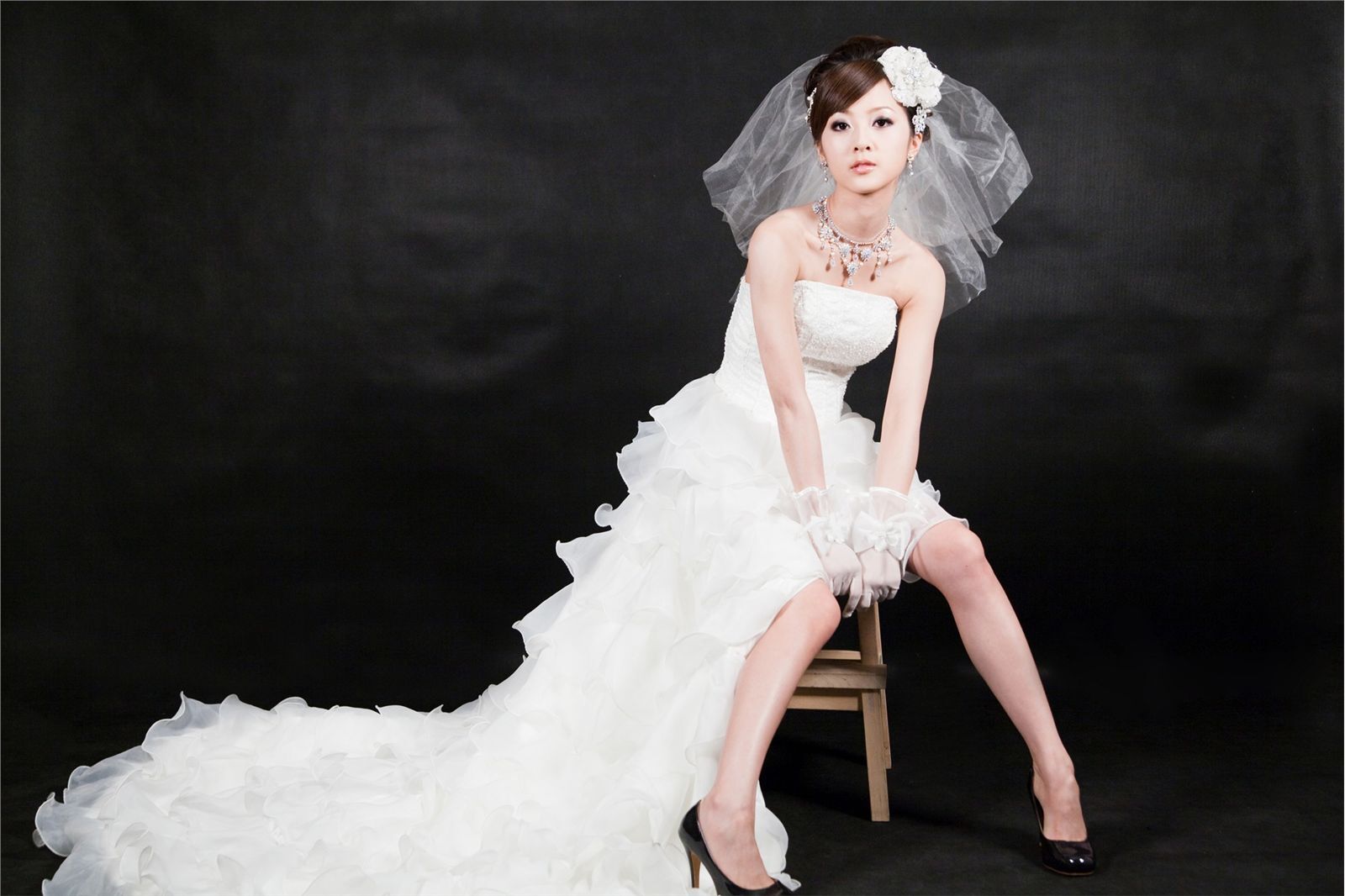 [online collection] on October 29, 2013, lovely beauties wore white and black wedding dresses