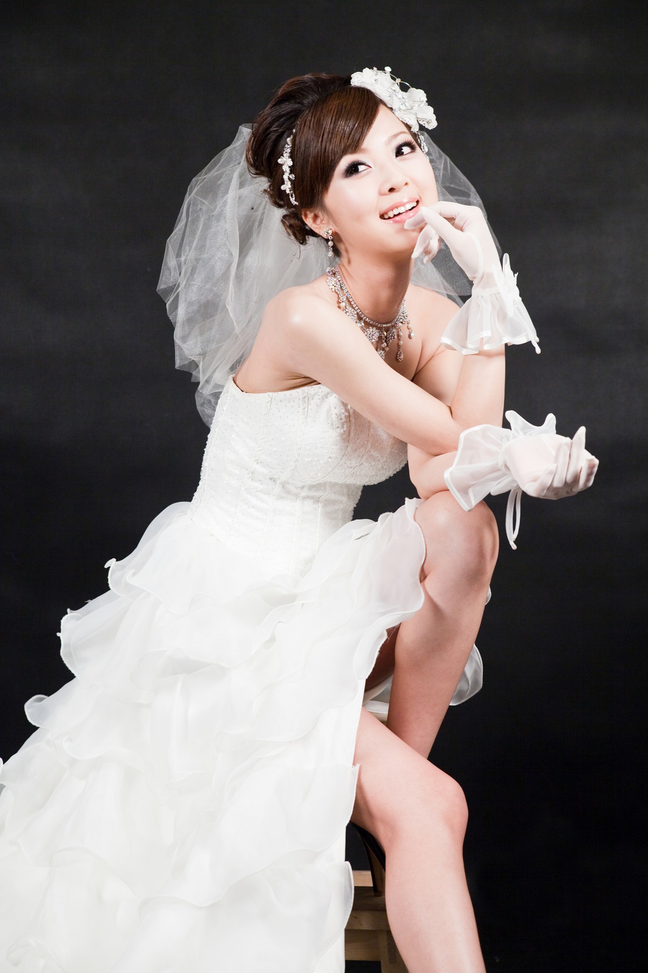 [online collection] on October 29, 2013, lovely beauties wore white and black wedding dresses