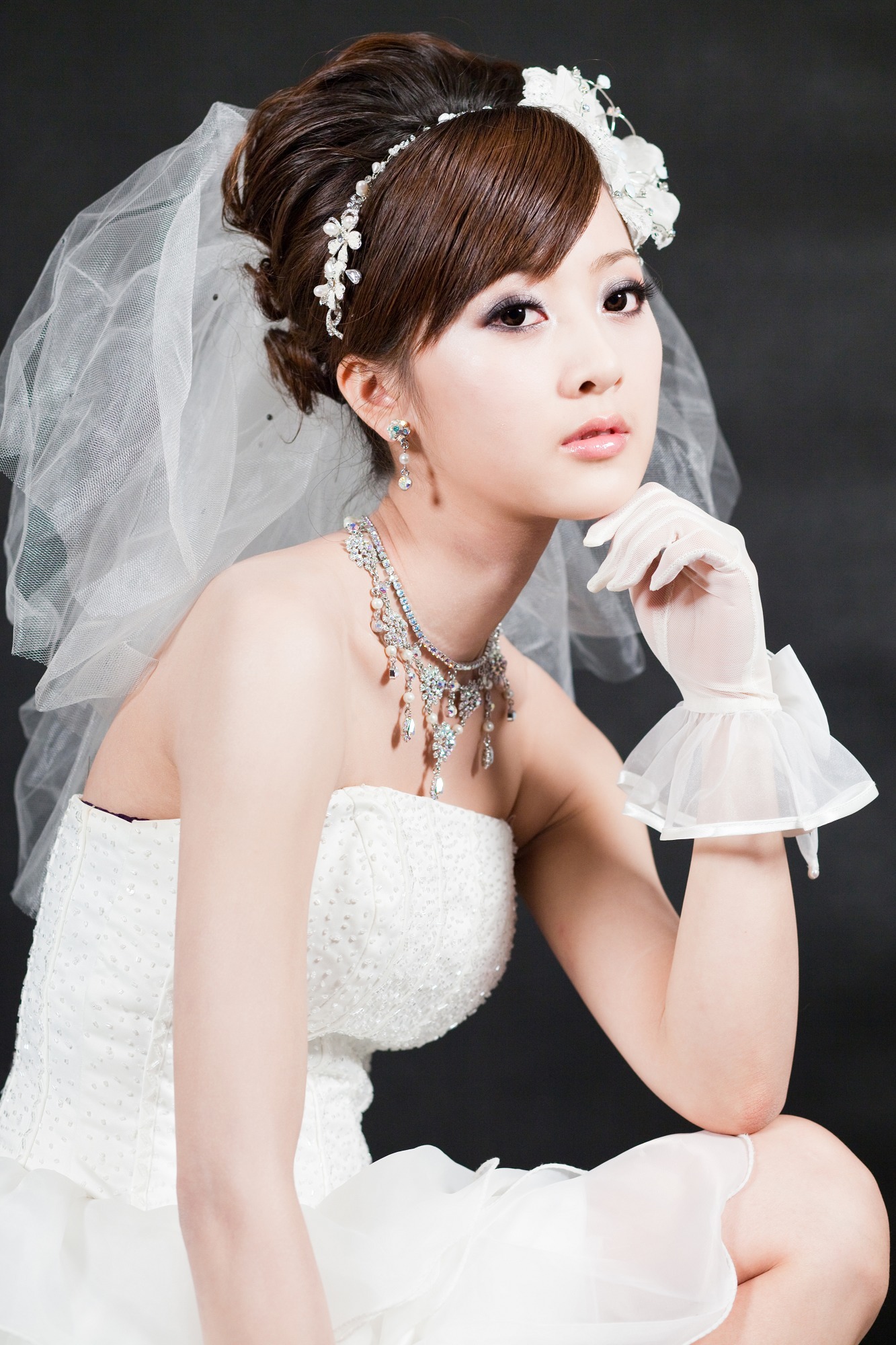 [online collection] on October 29, 2013, lovely beauties wore white and black wedding dresses