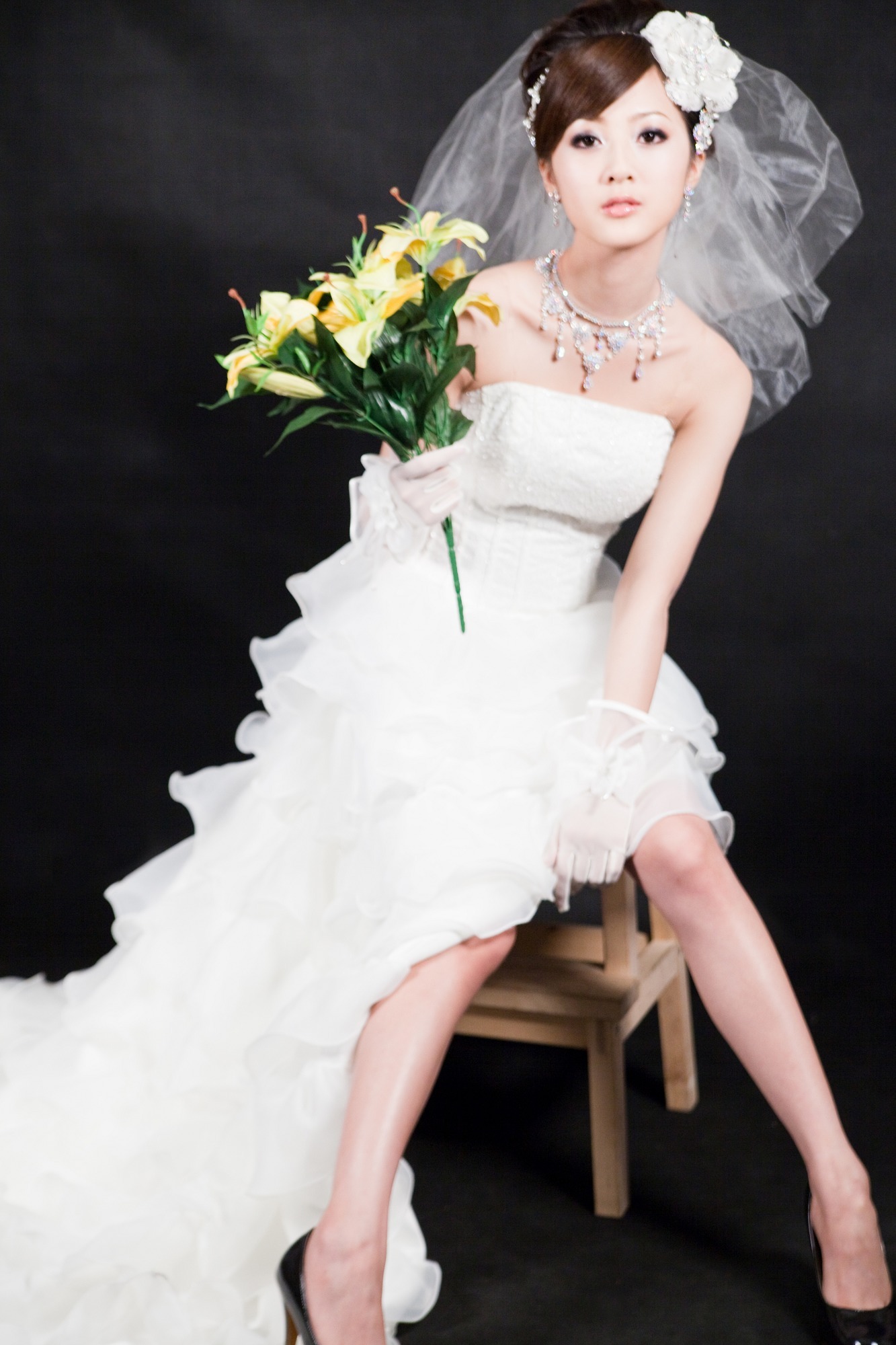 [online collection] on October 29, 2013, lovely beauties wore white and black wedding dresses