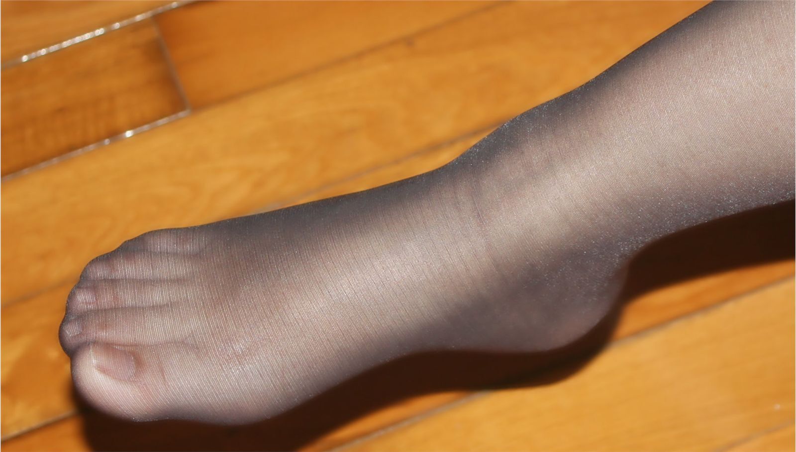 [online collection] on October 22, 2013, my wife wore ultra-thin black silk stockings as a foot model for me