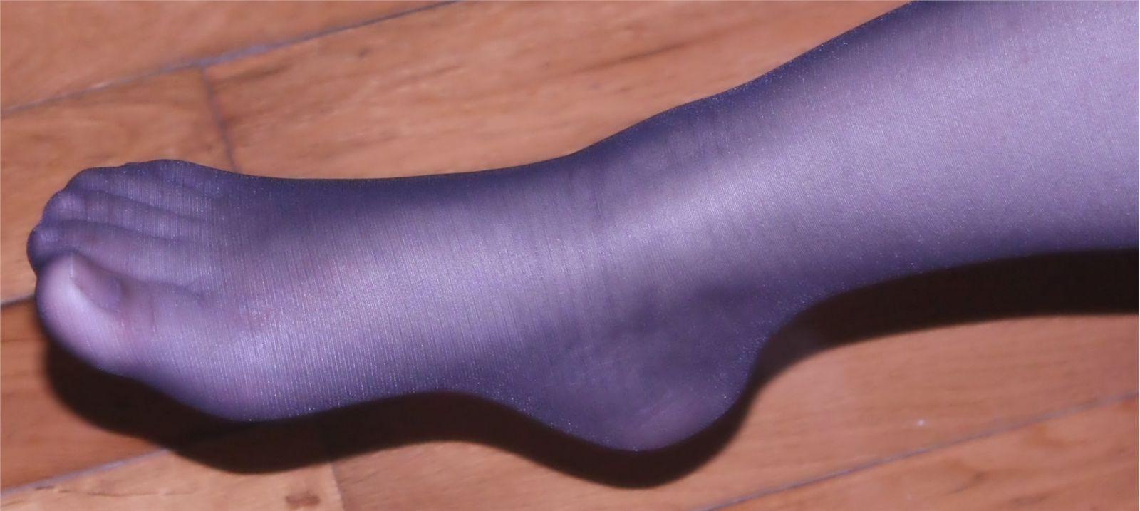 [网络收集] 2013.10.22 老婆穿超薄黑丝袜给我当脚模