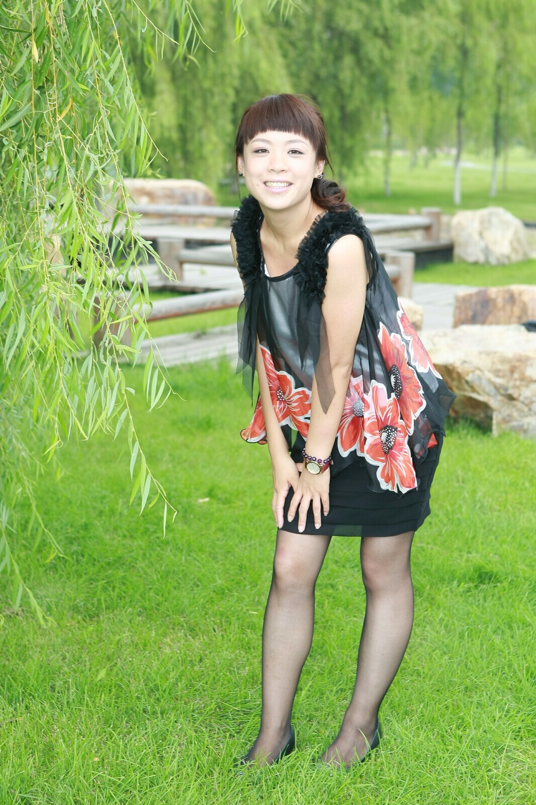 [network collection] red dress black silk sweet smile, meet such a sales girl, who can't help buying a house