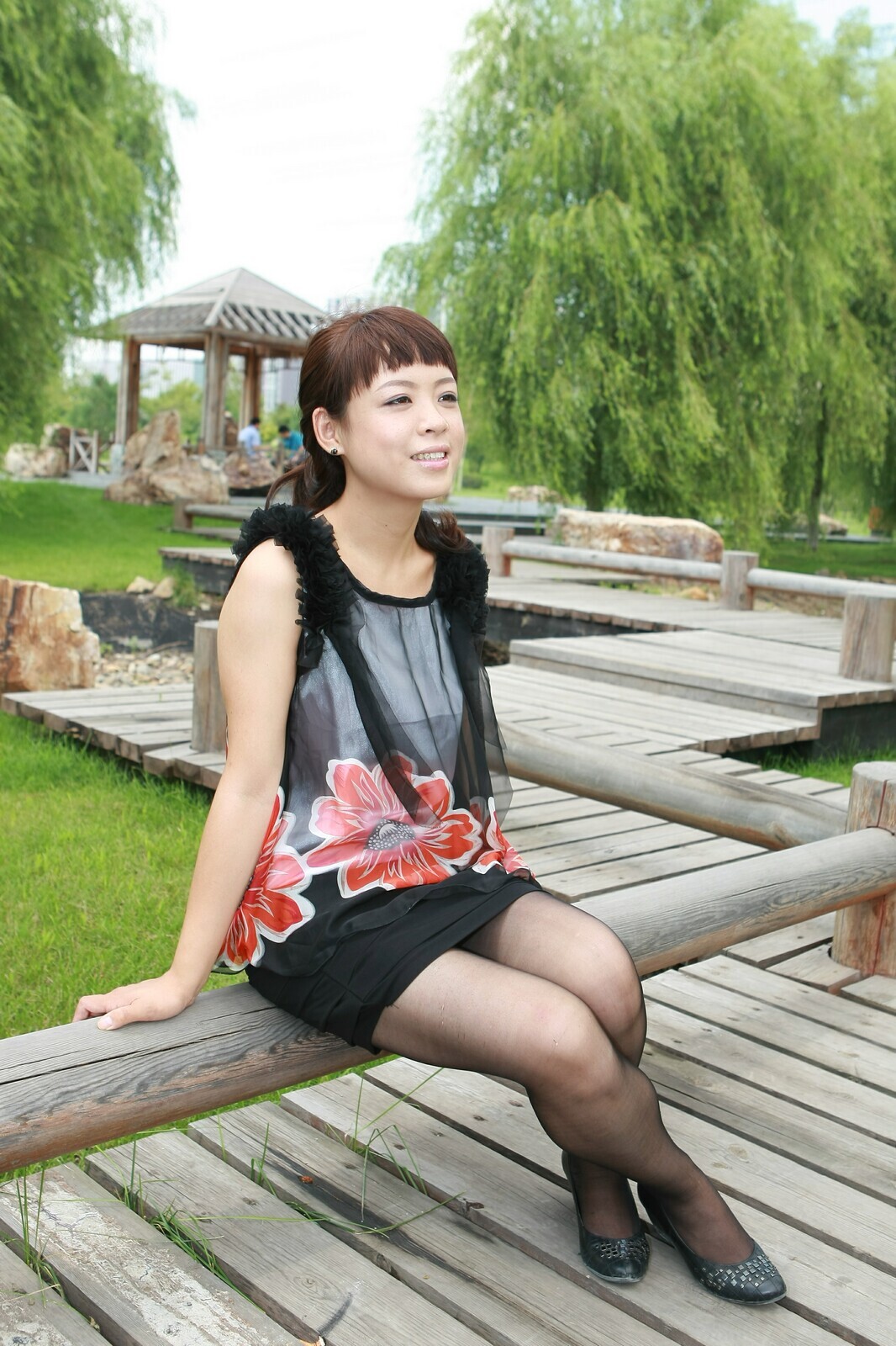 [network collection] red dress black silk sweet smile, meet such a sales girl, who can't help buying a house