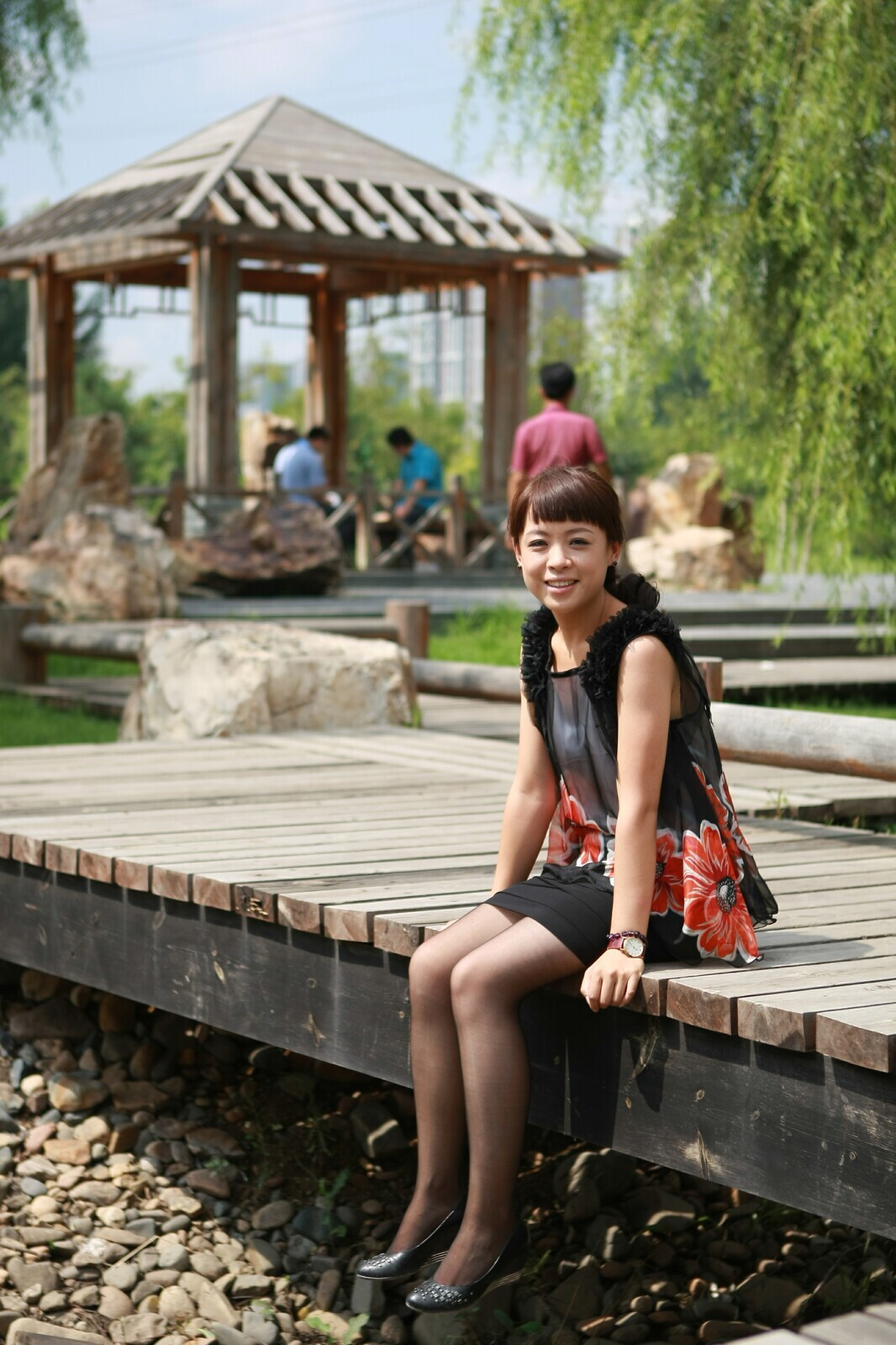 [network collection] red dress black silk sweet smile, meet such a sales girl, who can't help buying a house