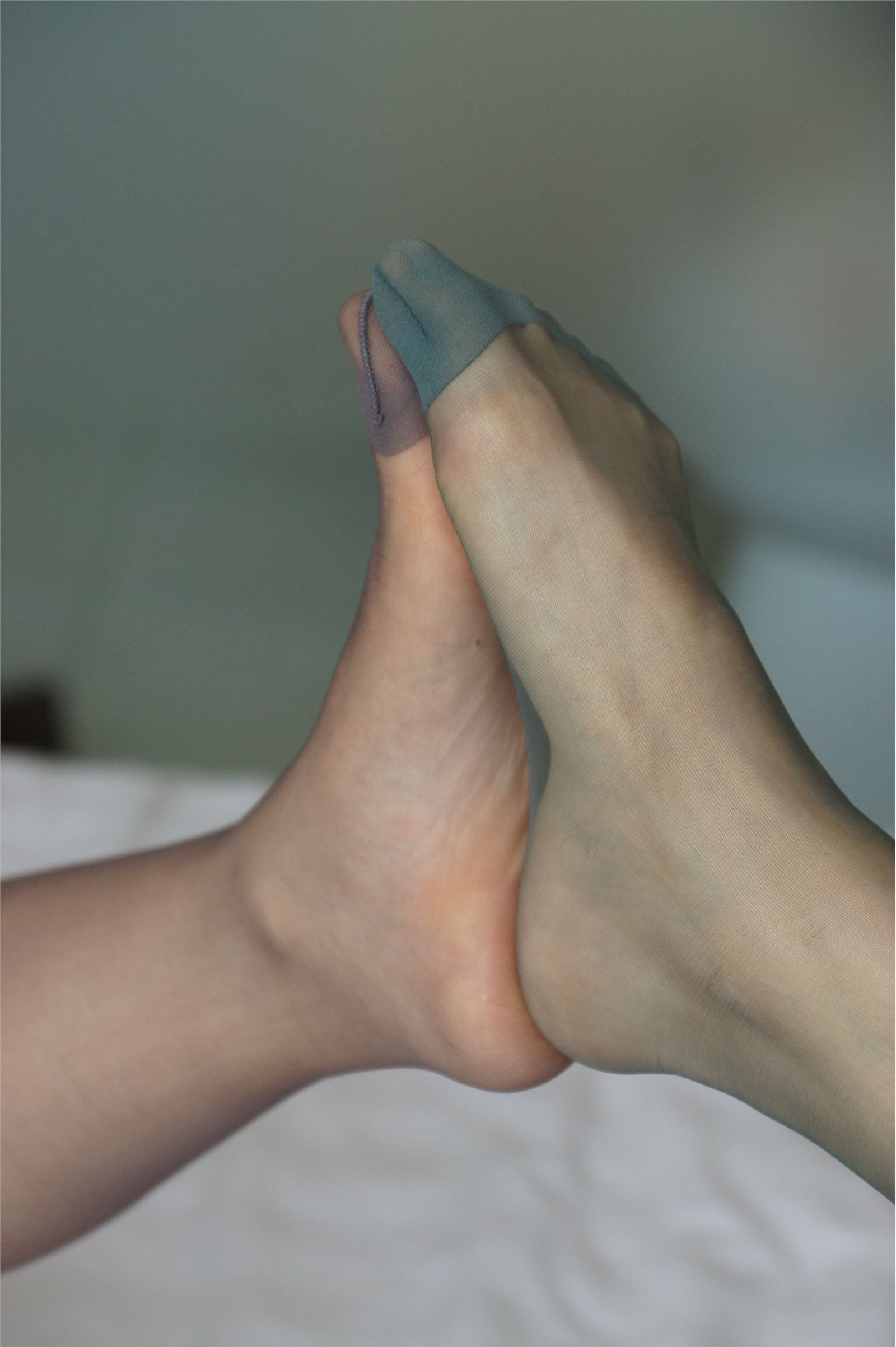 [online collection] on December 9, 2013, two beautiful women compete in bed silk feet