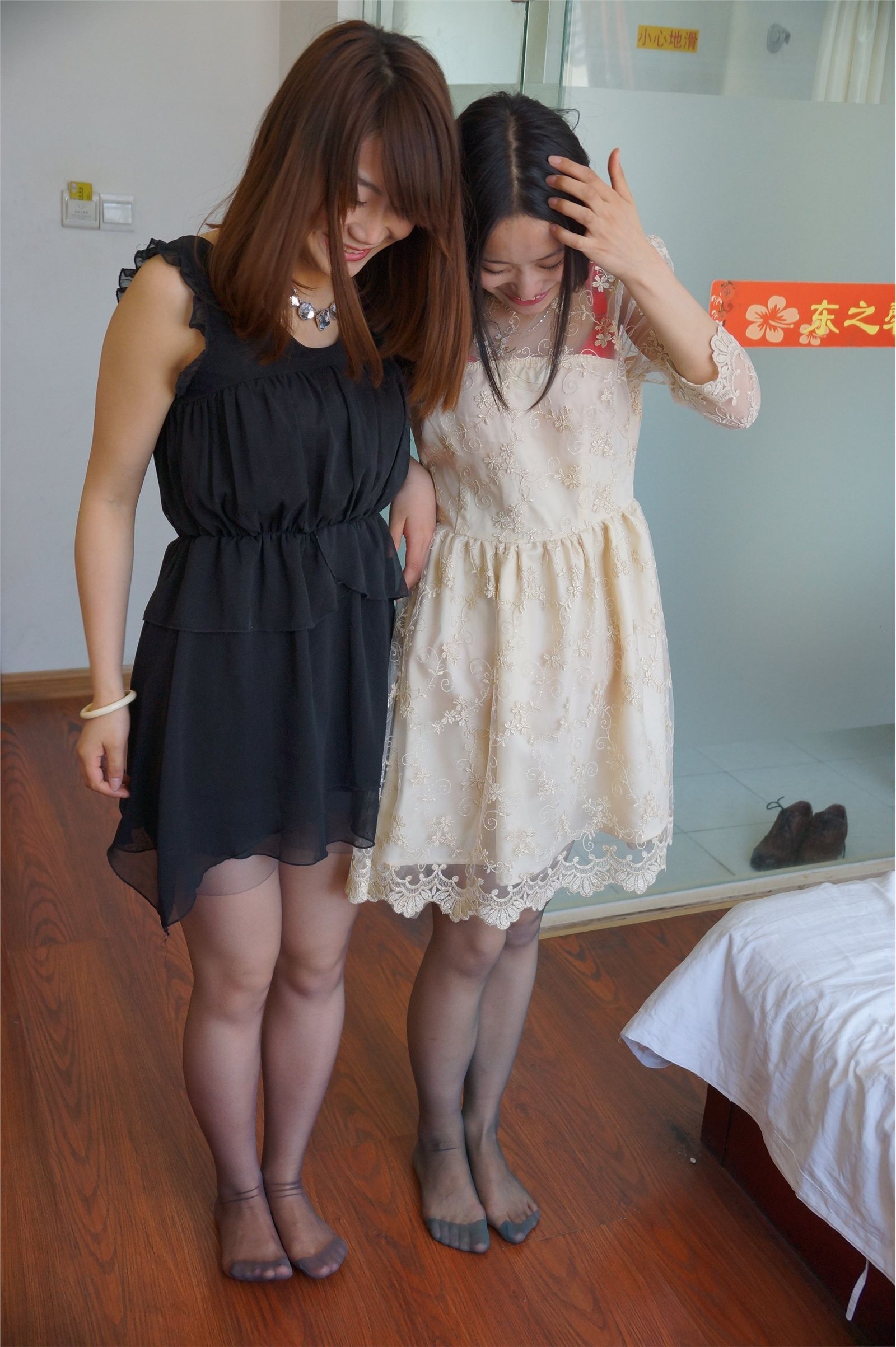 [online collection] on December 9, 2013, two beautiful women compete in bed silk feet