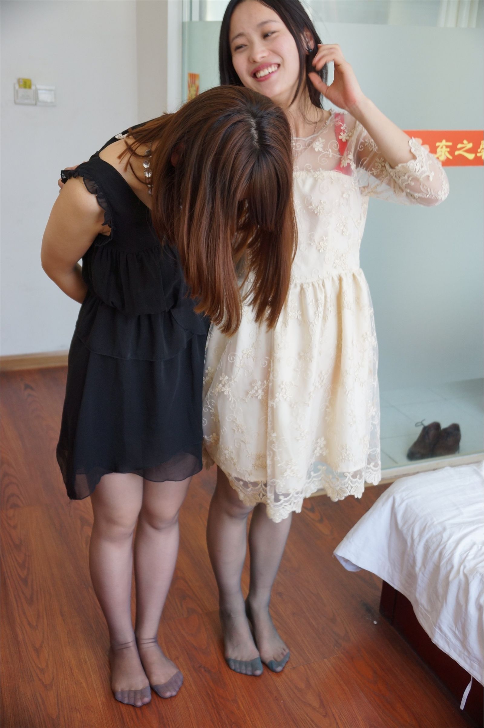 [online collection] on December 9, 2013, two beautiful women compete in bed silk feet
