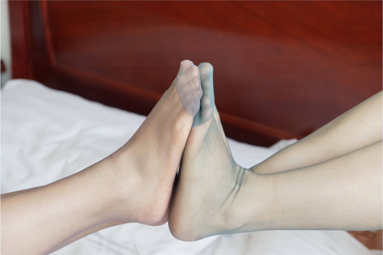 [online collection] on December 9, 2013, two beautiful women compete in bed silk feet