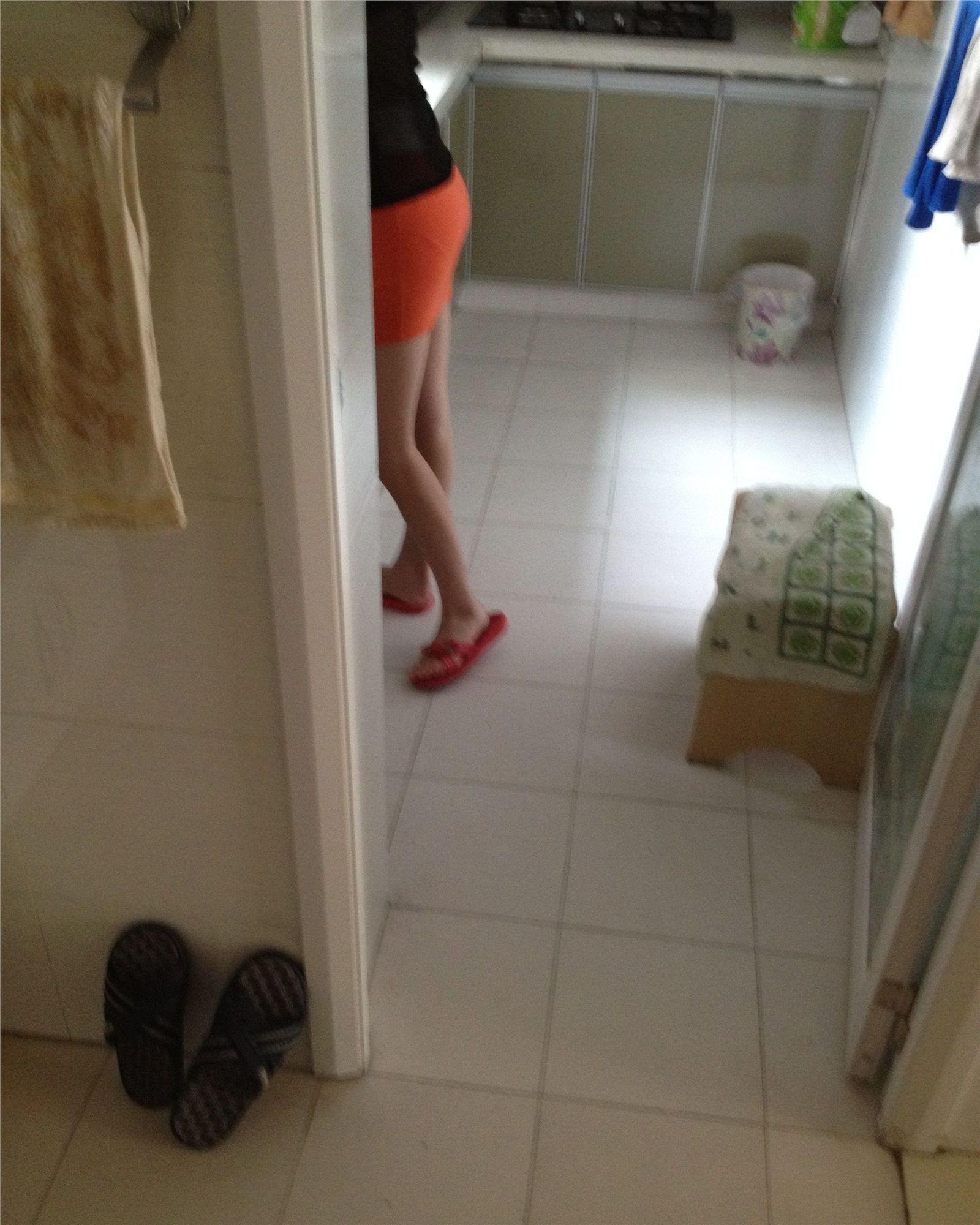 [online collection] on November 14, 2013, I secretly photographed my girlfriend's washing process. Her legs are still beautiful!