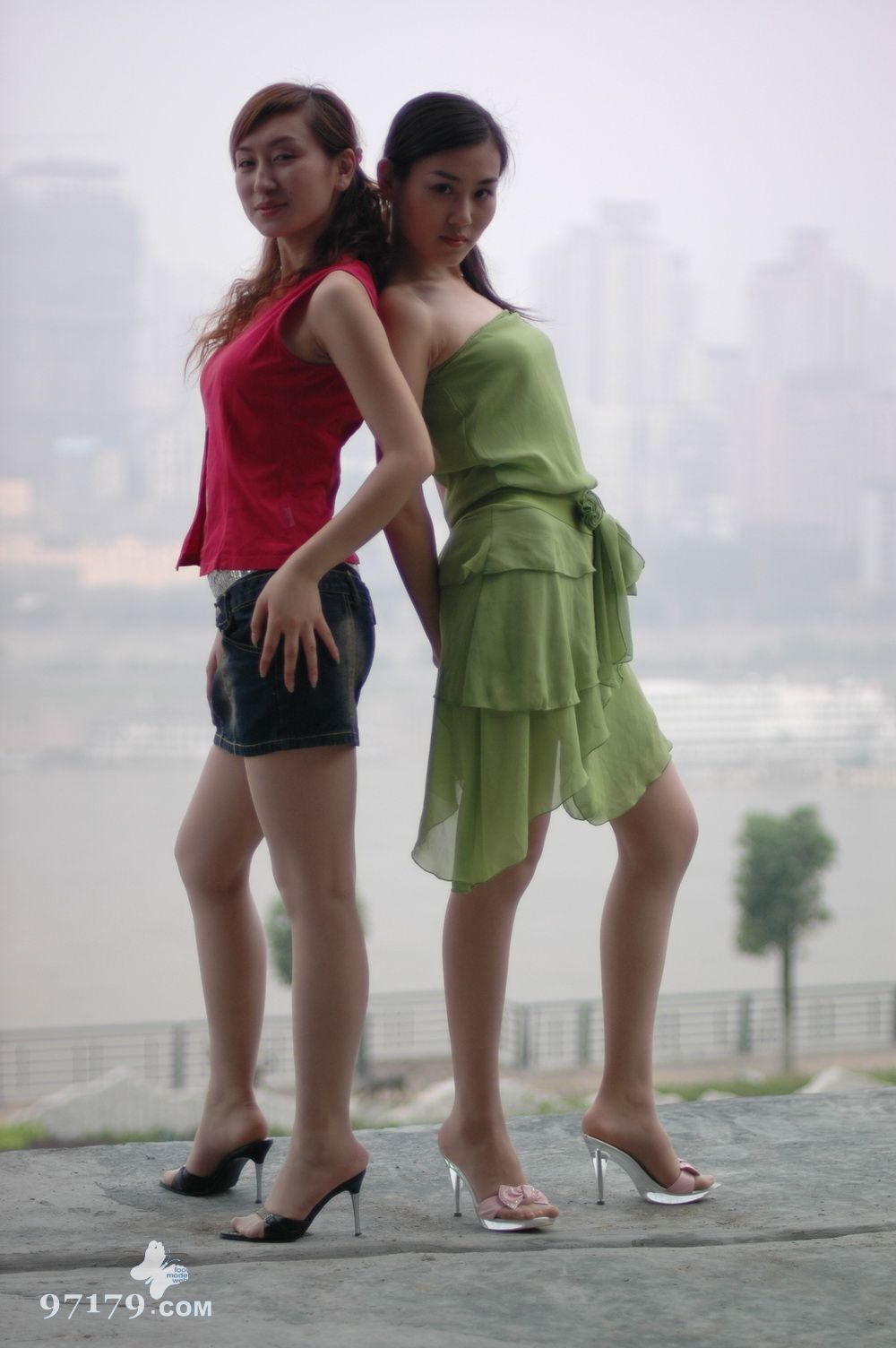 中高艺 薇薇与Michelle2 中国丝袜美腿性感模特