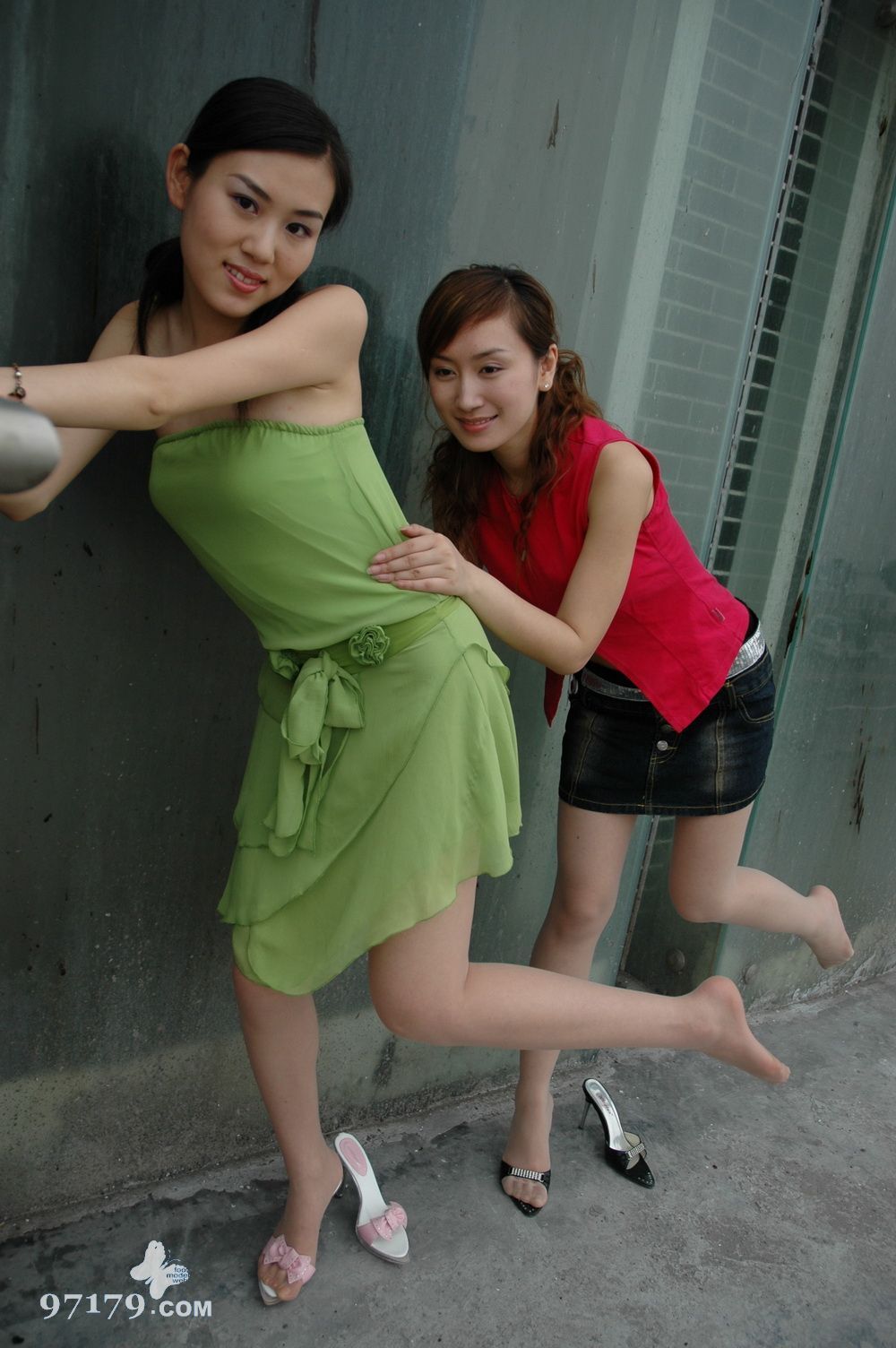 Weiwei of zhonggaoyi and Michelle 2 sexy models of Chinese silk stockings