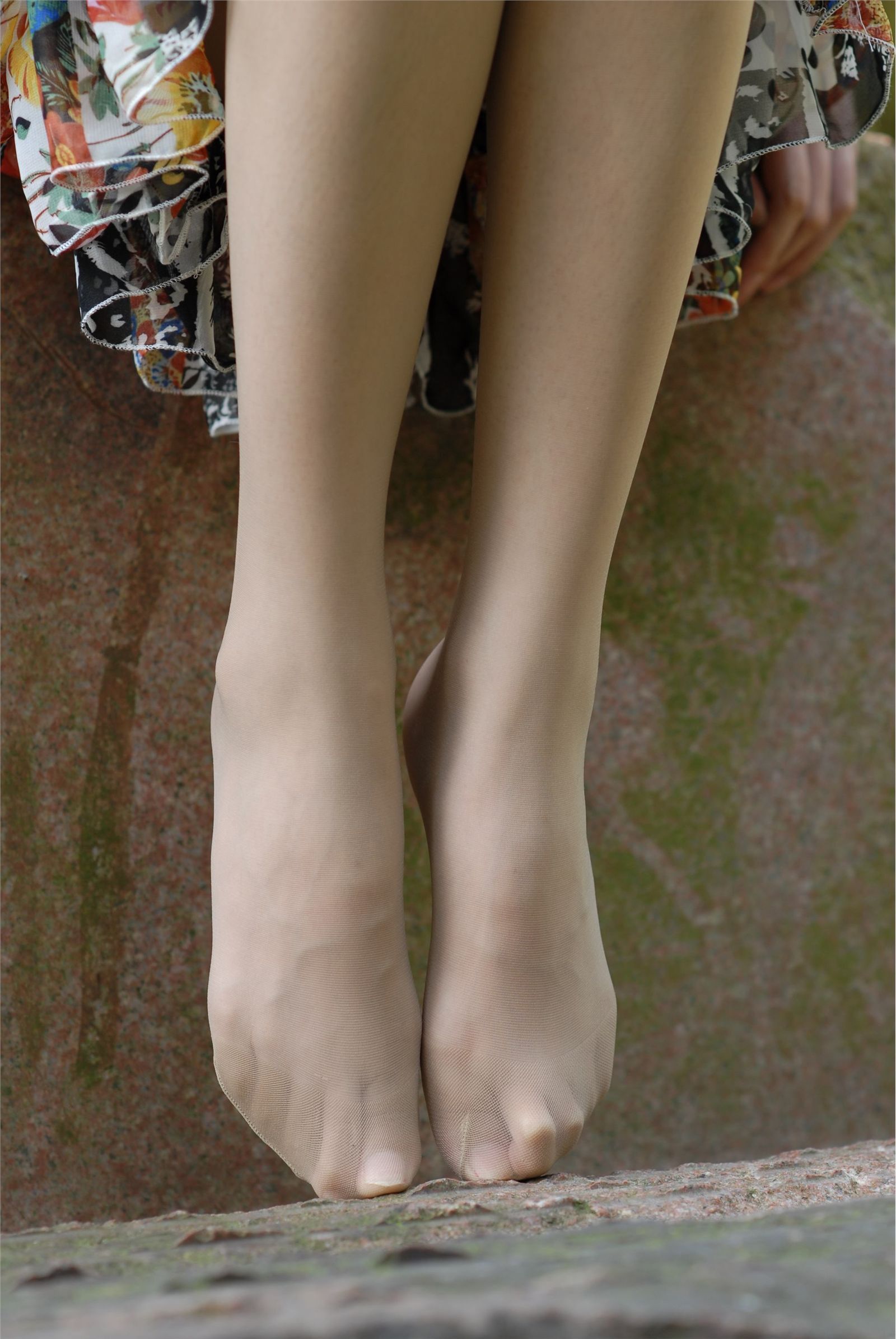 中高艺 Nessy外景丝袜高跟 国产模特美女图片