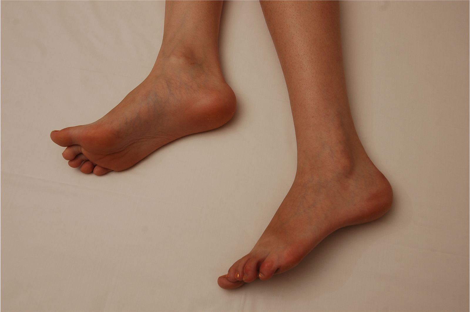 中高艺MICALL原版裸足写真套图　 国产美女丝袜