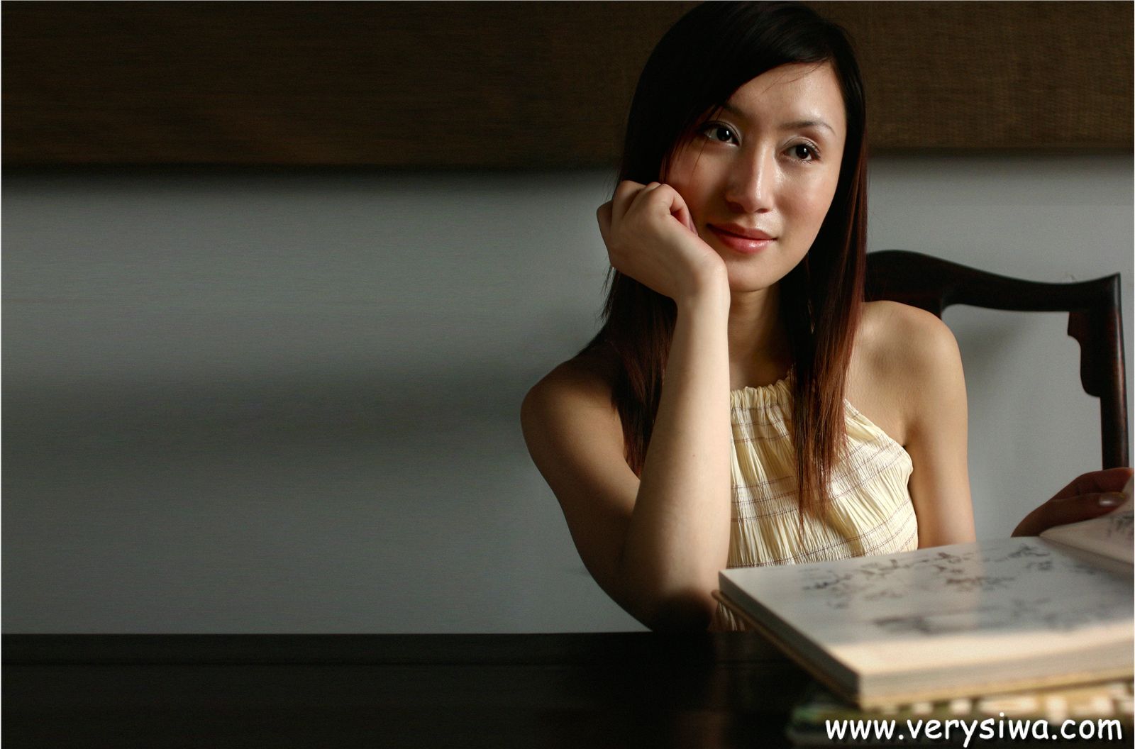 Zhonggaoyi P10 - Weiwei's self portrait of sexy beauty in silk stockings